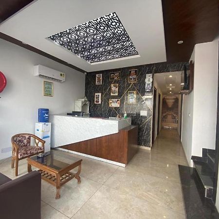 Hotel Hollywood Zirakpur Екстериор снимка