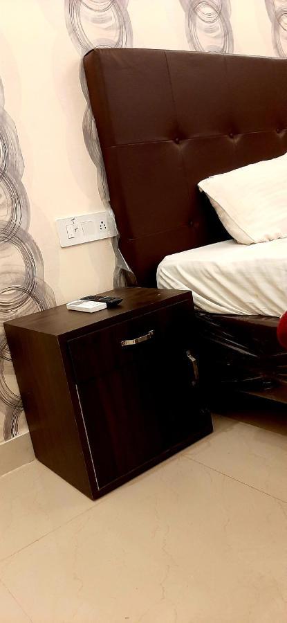 Hotel Hollywood Zirakpur Екстериор снимка