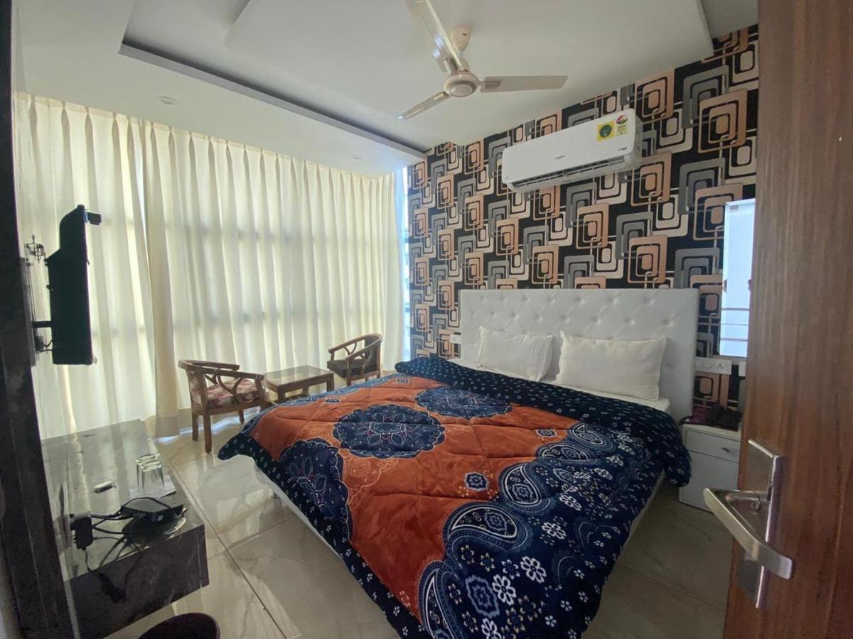 Hotel Hollywood Zirakpur Екстериор снимка