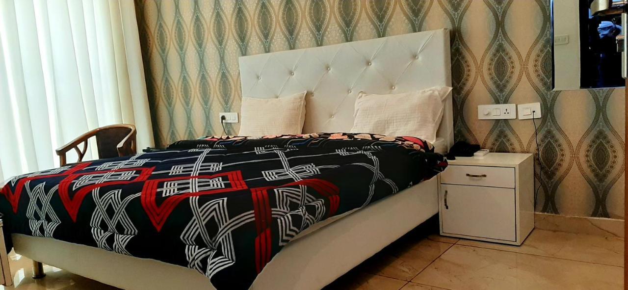 Hotel Hollywood Zirakpur Екстериор снимка