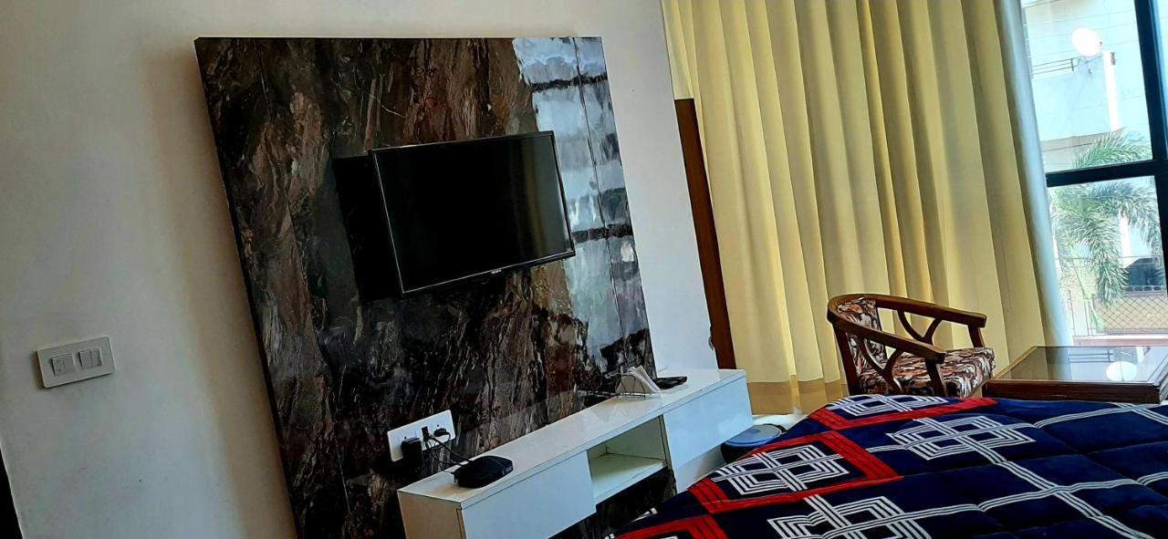 Hotel Hollywood Zirakpur Екстериор снимка