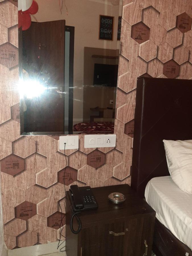 Hotel Hollywood Zirakpur Екстериор снимка