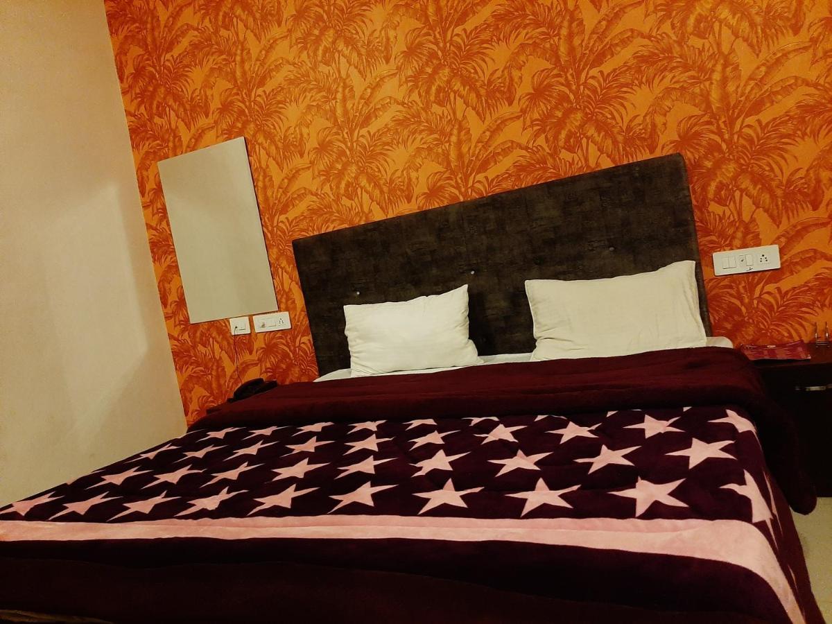 Hotel Hollywood Zirakpur Екстериор снимка