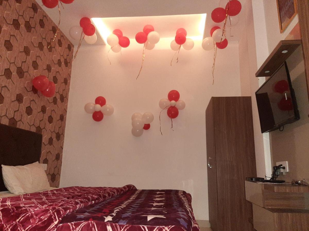 Hotel Hollywood Zirakpur Екстериор снимка