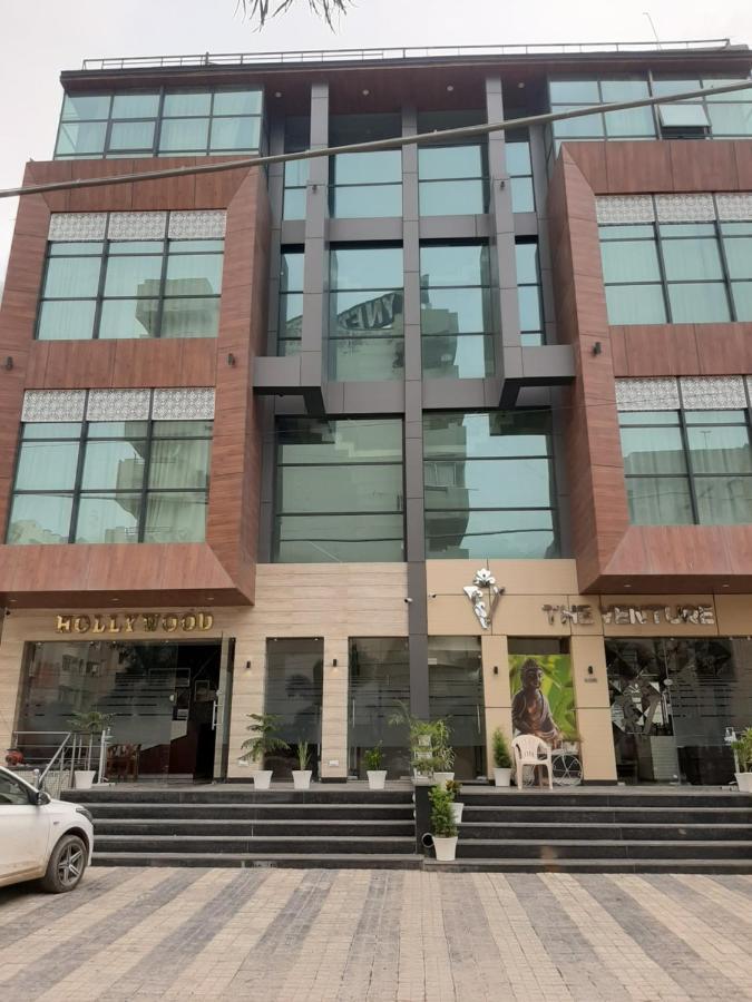 Hotel Hollywood Zirakpur Екстериор снимка