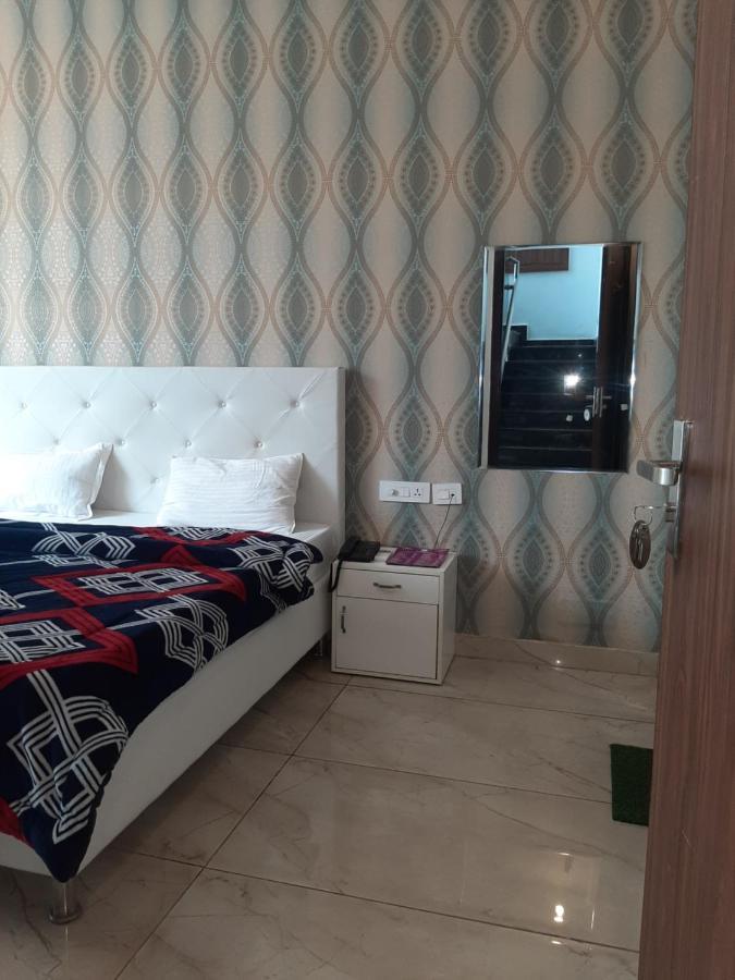 Hotel Hollywood Zirakpur Екстериор снимка