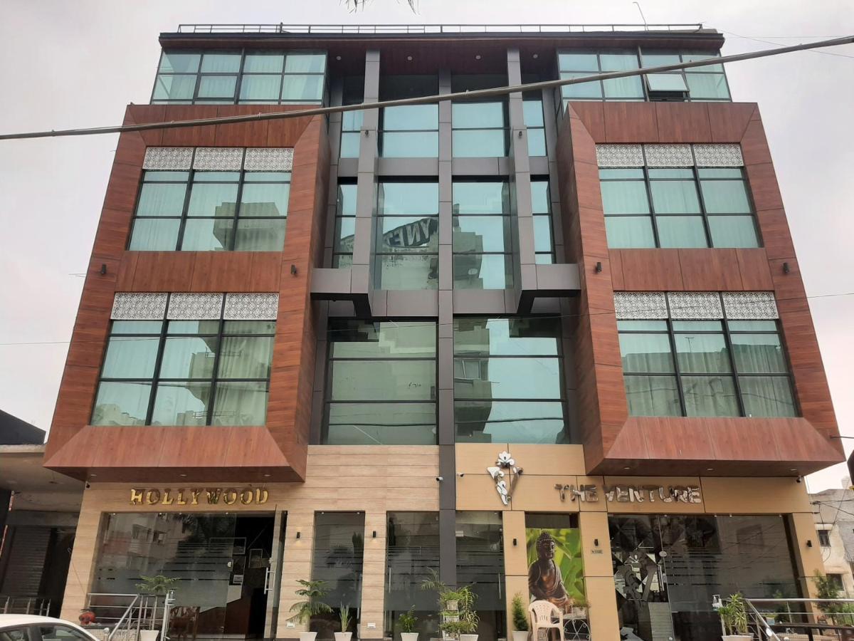 Hotel Hollywood Zirakpur Екстериор снимка