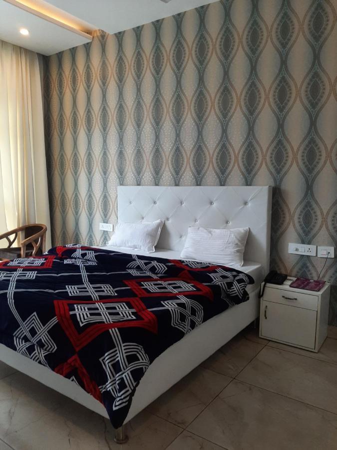 Hotel Hollywood Zirakpur Екстериор снимка