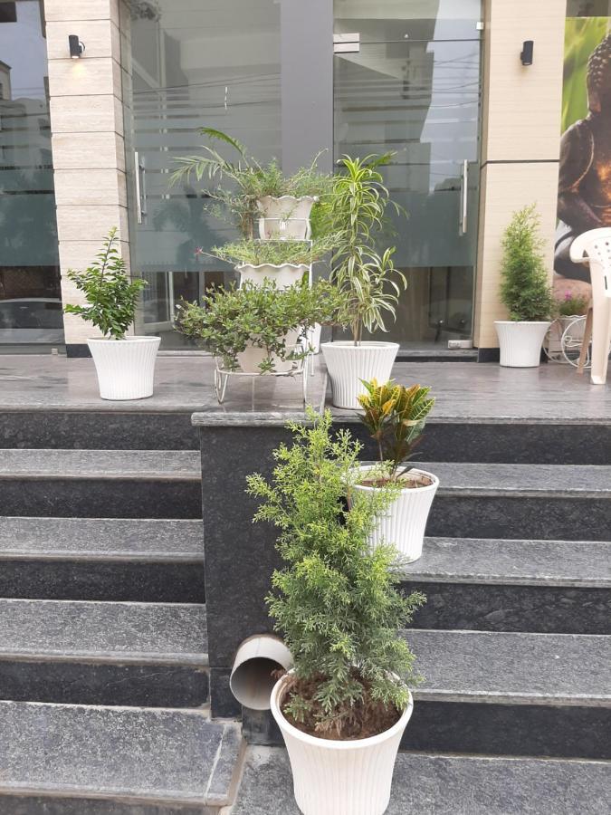 Hotel Hollywood Zirakpur Екстериор снимка