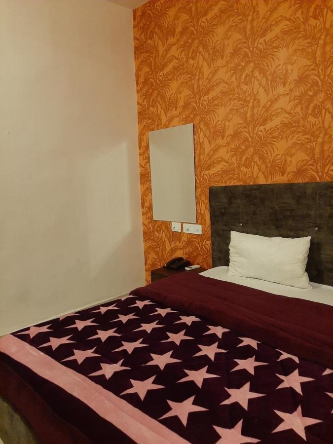Hotel Hollywood Zirakpur Екстериор снимка