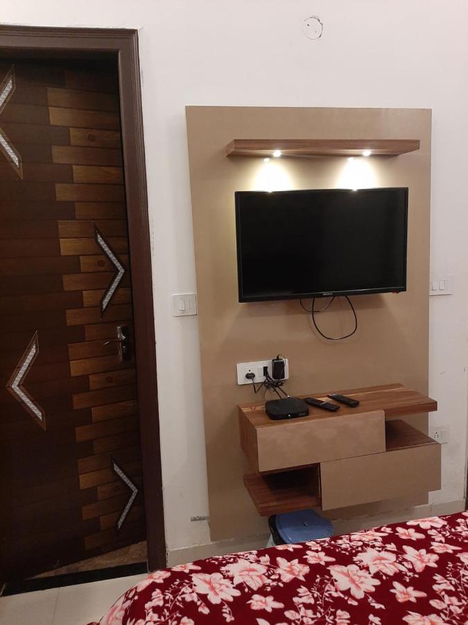 Hotel Hollywood Zirakpur Екстериор снимка