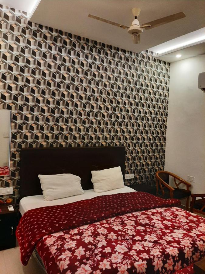 Hotel Hollywood Zirakpur Екстериор снимка