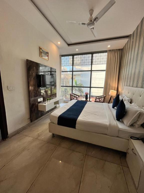 Hotel Hollywood Zirakpur Екстериор снимка