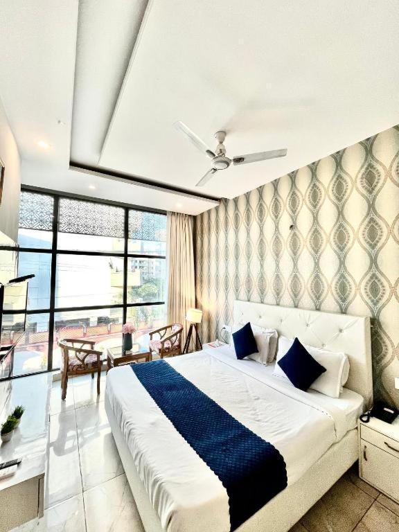 Hotel Hollywood Zirakpur Екстериор снимка