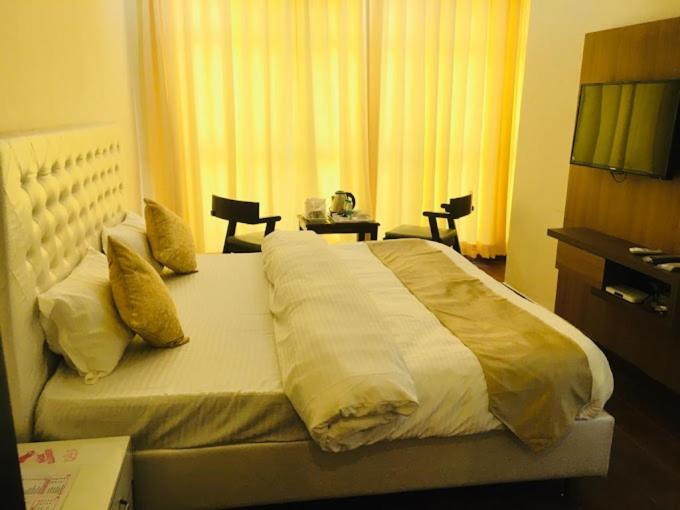 Hotel Hollywood Zirakpur Екстериор снимка