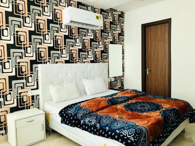 Hotel Hollywood Zirakpur Екстериор снимка