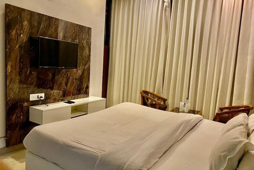 Hotel Hollywood Zirakpur Екстериор снимка