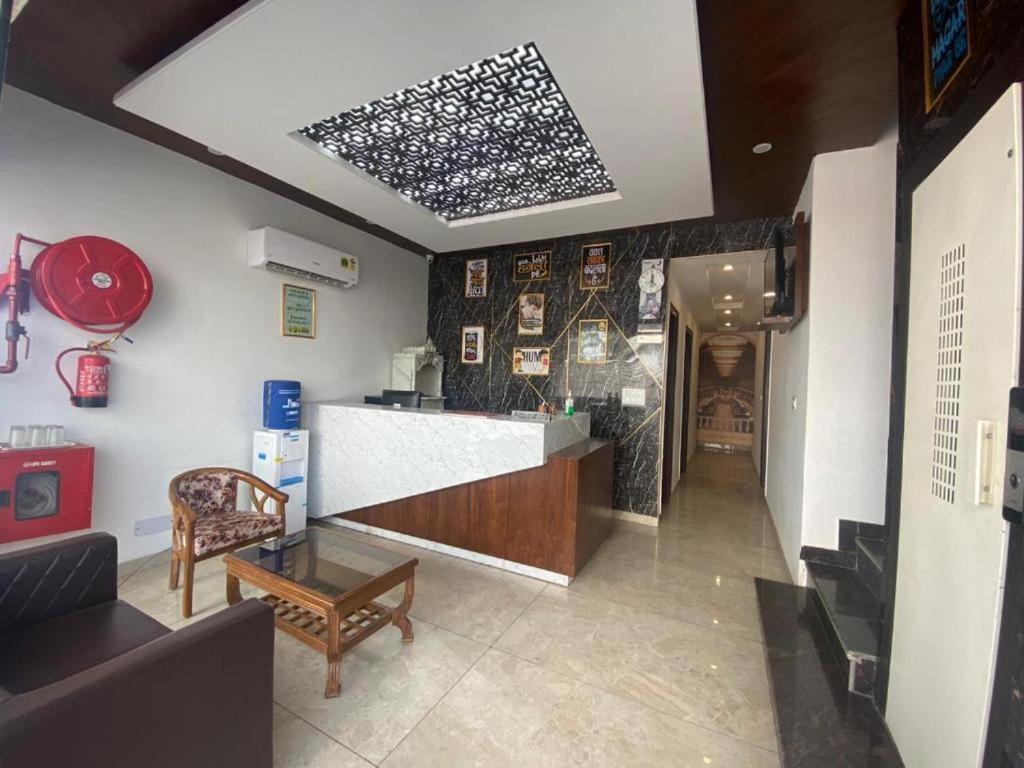 Hotel Hollywood Zirakpur Екстериор снимка